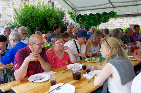 Échanges autour du repas pris en commun avec les auteurs à la fête du livre de Roisey