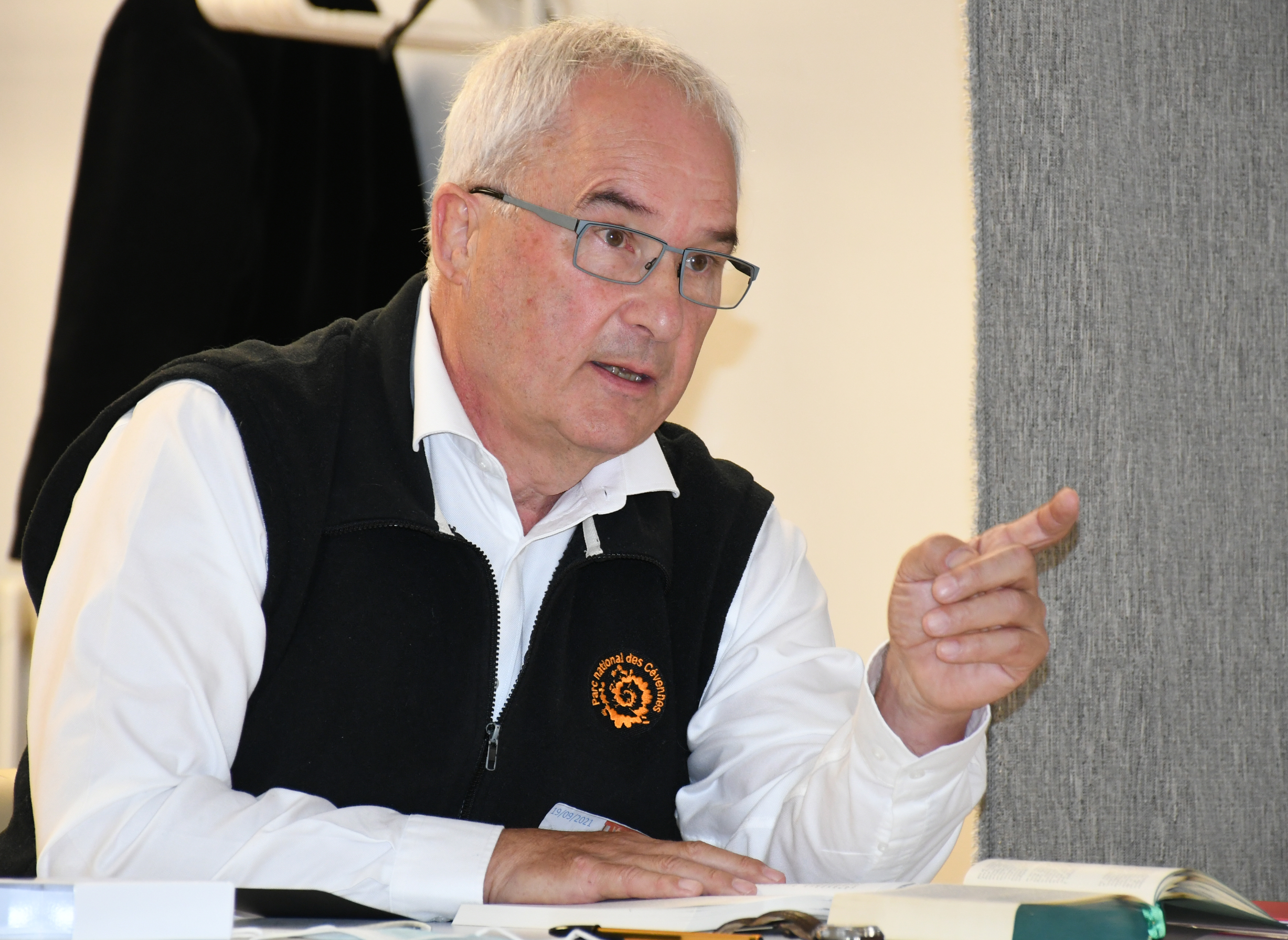 Pierre Présumey présentant les livres de fables de Jean de La Fontaine